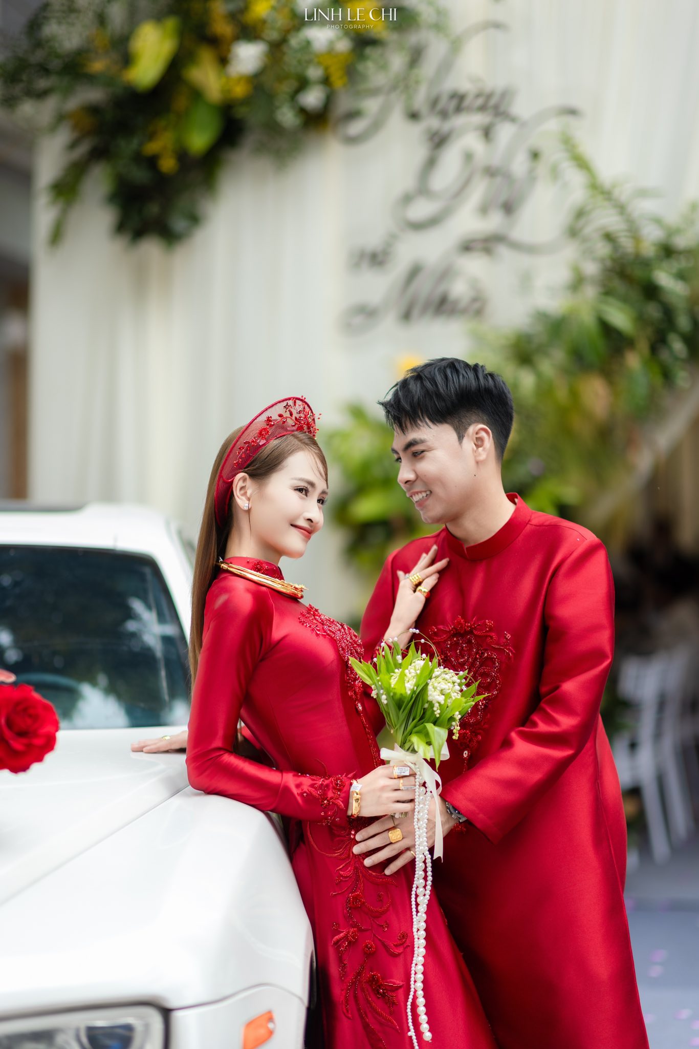 Ảnh nét căng: MC Mù Tạt đeo vàng nặng trĩu lên xe hoa cùng tuyển thủ Đức Huy,"nắn chồng" cực gắt ngay đêm tân hôn - Ảnh 5. Ảnh nét căng: MC Mù Tạt đeo vàng nặng trĩu lên xe hoa cùng tuyển thủ Đức Huy,"nắn chồng" cực gắt ngay đêm tân hôn - Ảnh 5.