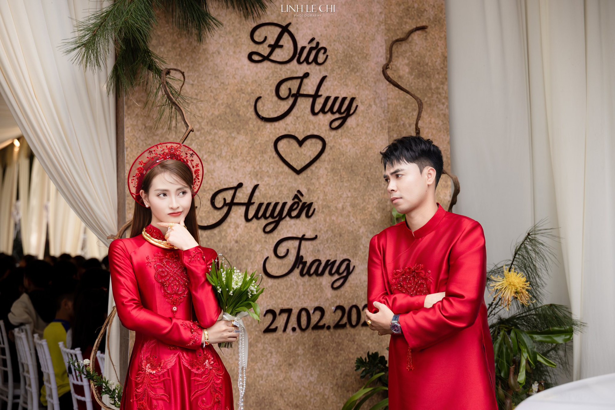 Ảnh n&eacute;t căng: MC M&ugrave; Tạt đeo v&agrave;ng nặng trĩu l&ecirc;n xe hoa c&ugrave;ng tuyển thủ Đức Huy, "nắn chồng" cực gắt ngay đ&ecirc;m t&acirc;n h&ocirc;n - Ảnh 2.