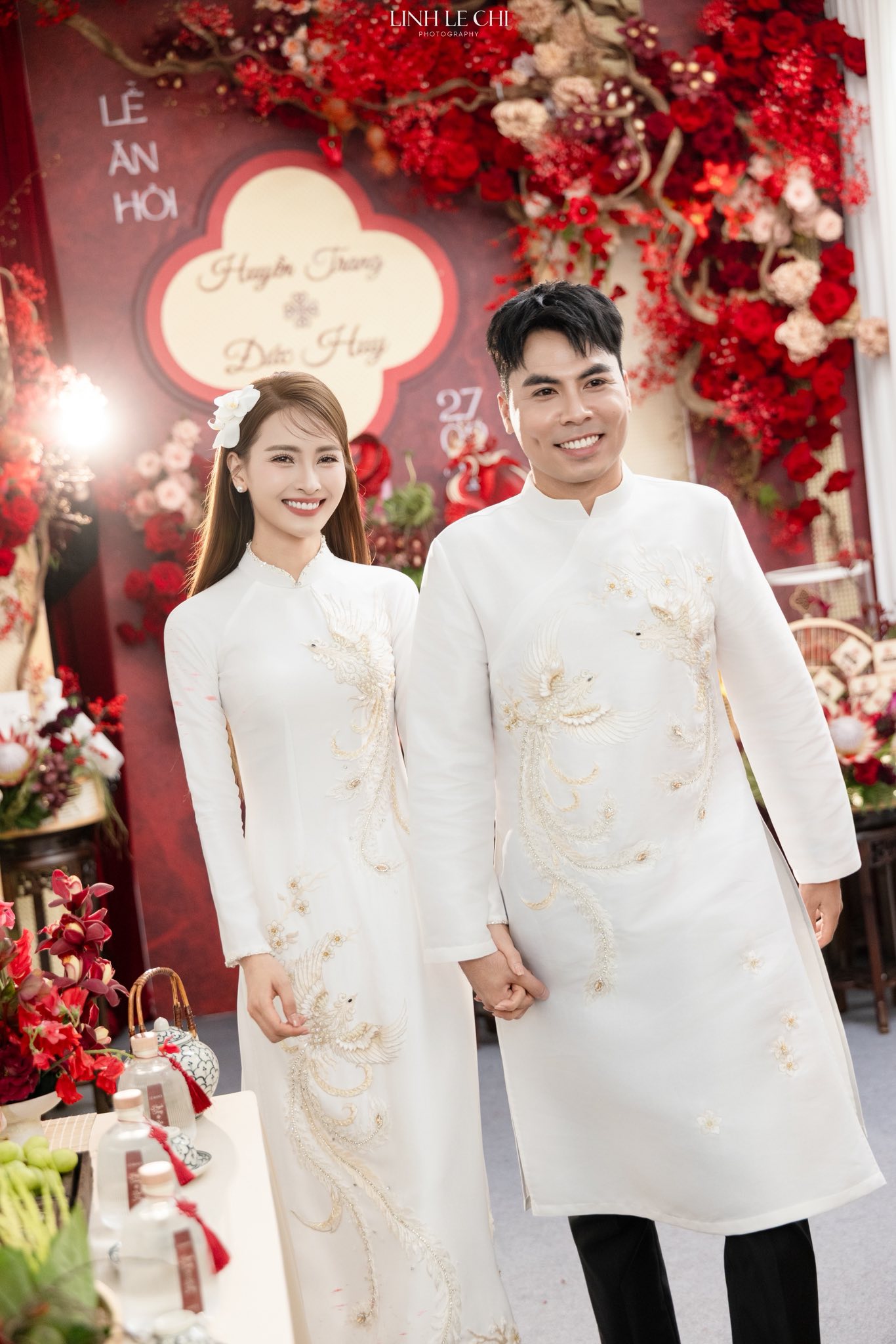 Ảnh n&eacute;t căng: MC M&ugrave; Tạt đeo v&agrave;ng nặng trĩu l&ecirc;n xe hoa c&ugrave;ng tuyển thủ Đức Huy, "nắn chồng" cực gắt ngay đ&ecirc;m t&acirc;n h&ocirc;n - Ảnh 9.