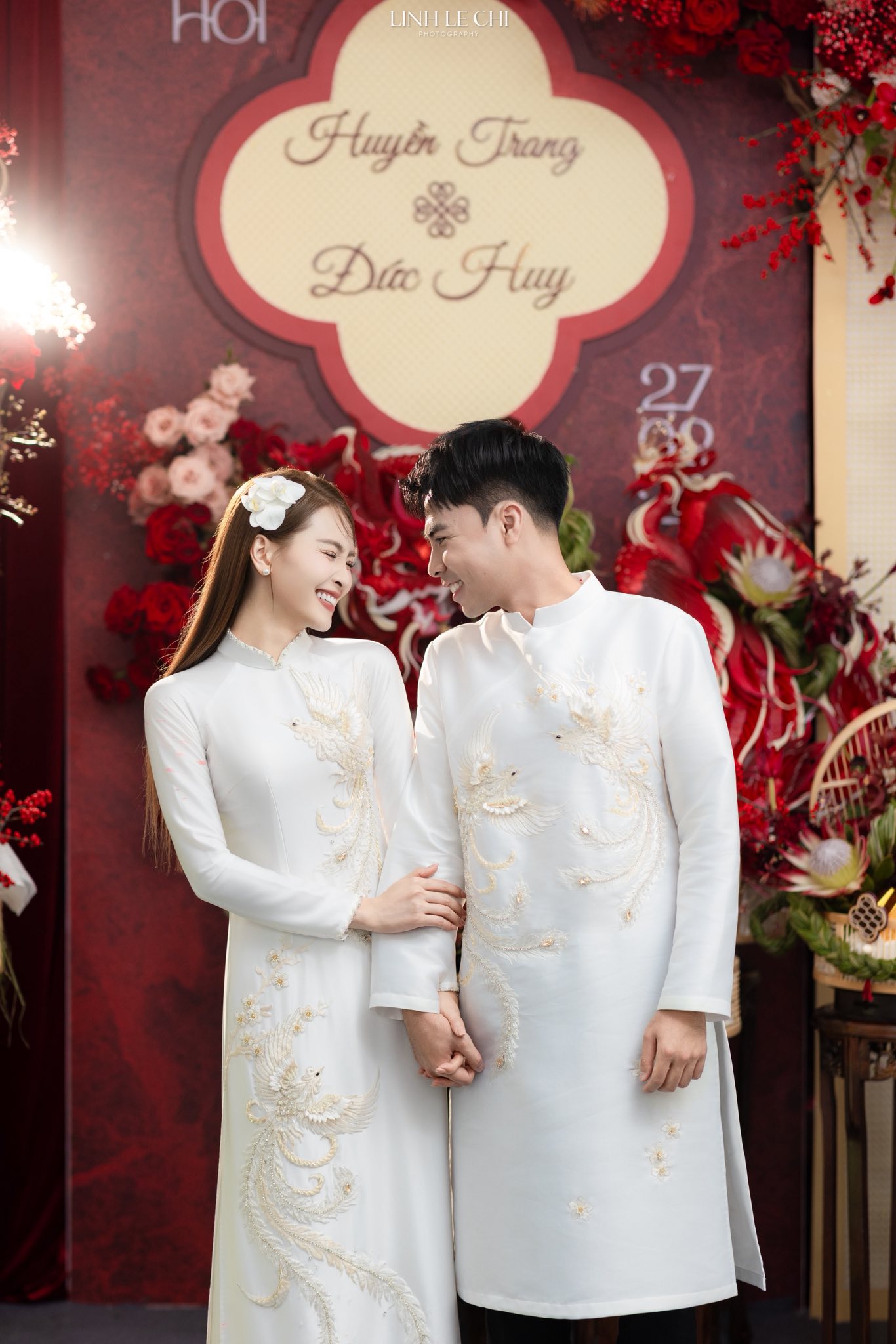 Ảnh nét căng: MC Mù Tạt đeo vàng nặng trĩu lên xe hoa cùng tuyển thủ Đức Huy,"nắn chồng" cực gắt ngay đêm tân hôn - Ảnh 10. Ảnh nét căng: MC Mù Tạt đeo vàng nặng trĩu lên xe hoa cùng tuyển thủ Đức Huy,"nắn chồng" cực gắt ngay đêm tân hôn - Ảnh 10.