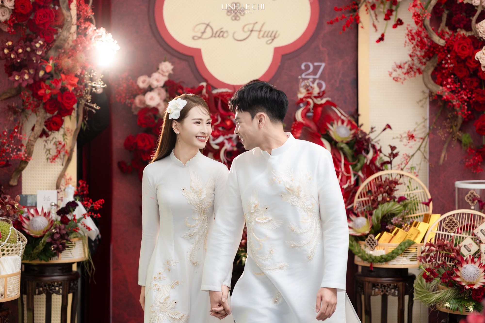 Ảnh n&eacute;t căng: MC M&ugrave; Tạt đeo v&agrave;ng nặng trĩu l&ecirc;n xe hoa c&ugrave;ng tuyển thủ Đức Huy, "nắn chồng" cực gắt ngay đ&ecirc;m t&acirc;n h&ocirc;n - Ảnh 8.