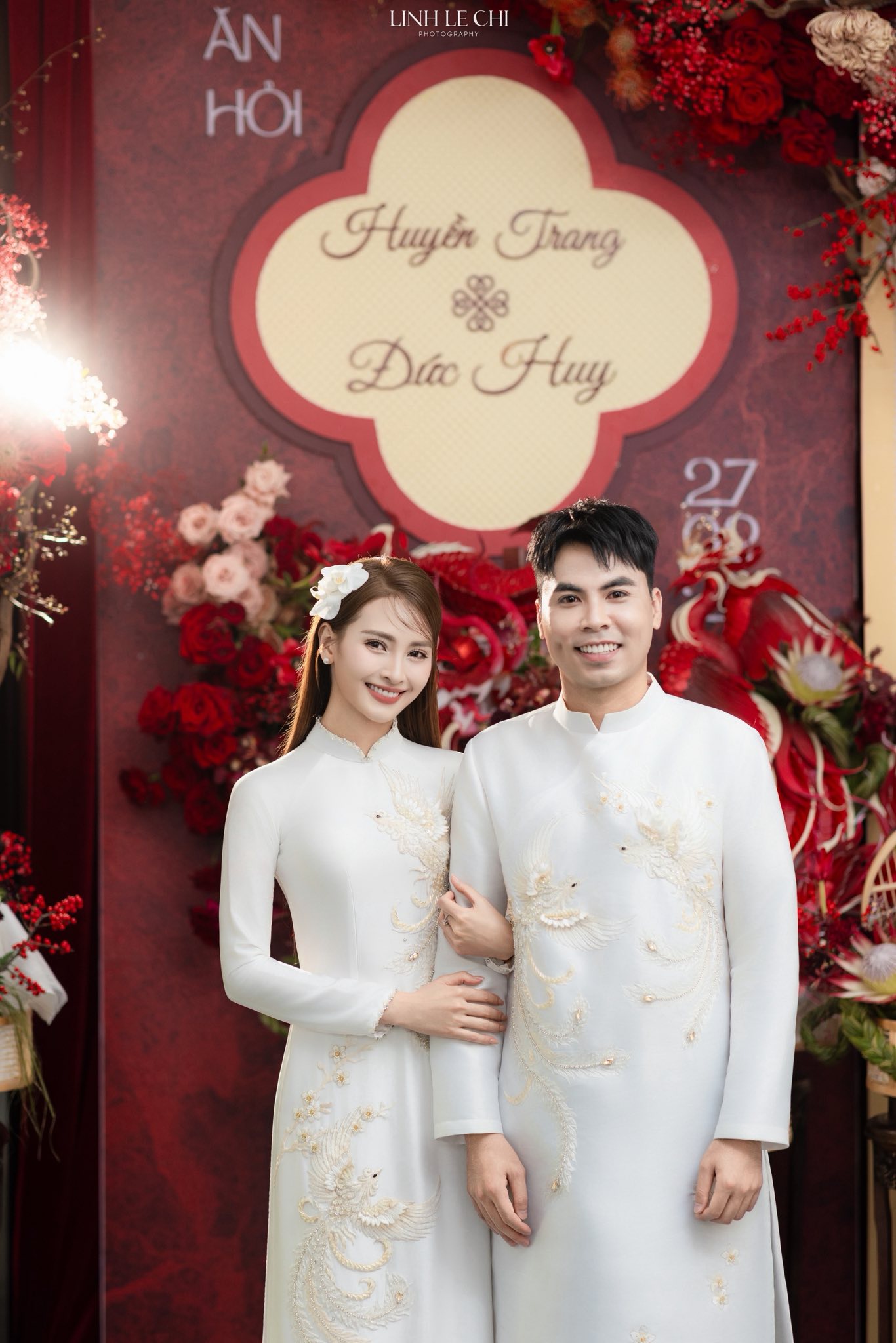 Ảnh nét căng: MC Mù Tạt đeo vàng nặng trĩu lên xe hoa cùng tuyển thủ Đức Huy,"nắn chồng" cực gắt ngay đêm tân hôn - Ảnh 12. Ảnh nét căng: MC Mù Tạt đeo vàng nặng trĩu lên xe hoa cùng tuyển thủ Đức Huy,"nắn chồng" cực gắt ngay đêm tân hôn - Ảnh 12.