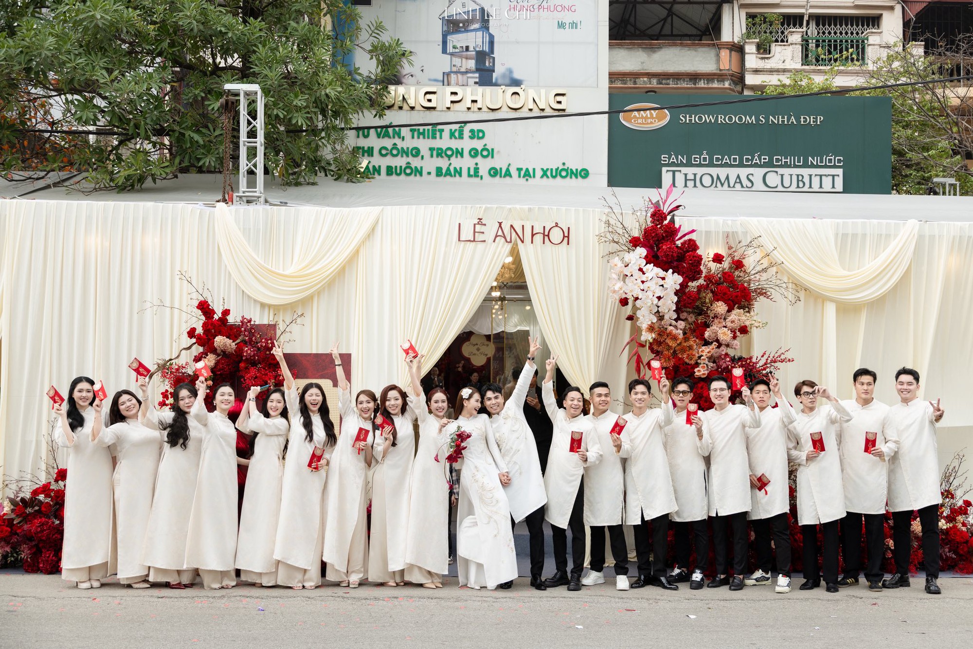 Ảnh nét căng: MC Mù Tạt đeo vàng nặng trĩu lên xe hoa cùng tuyển thủ Đức Huy,"nắn chồng" cực gắt ngay đêm tân hôn - Ảnh 24. Ảnh nét căng: MC Mù Tạt đeo vàng nặng trĩu lên xe hoa cùng tuyển thủ Đức Huy,"nắn chồng" cực gắt ngay đêm tân hôn - Ảnh 24.