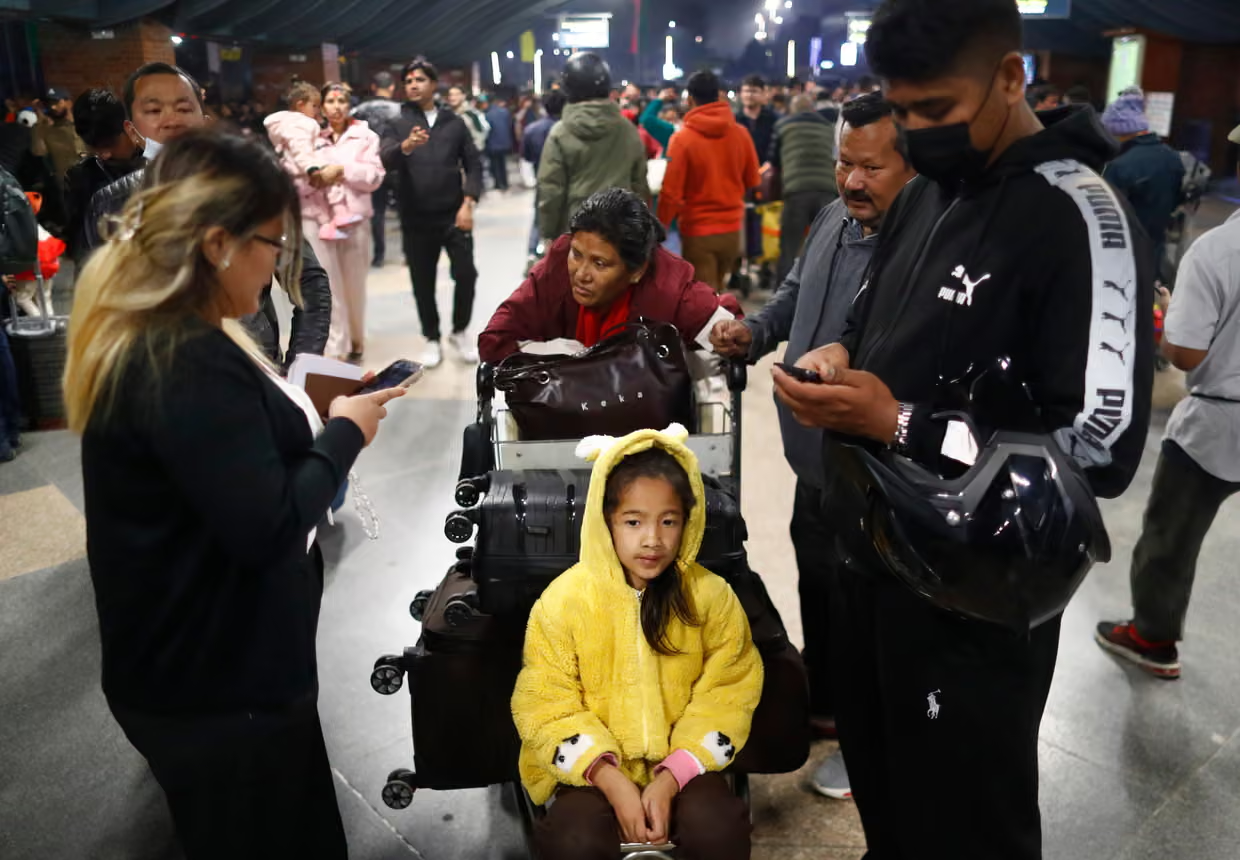 Hàng trăm ngàn hành khách mắc kẹt do hơn 1.000 chuyến bay bị hủy ở Trung Đông - Ảnh 1. Hàng trăm ngàn hành khách mắc kẹt do hơn 1.000 chuyến bay bị hủy ở Trung Đông - Ảnh 1.