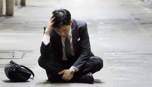 4 cạm bẫy t&agrave;i ch&iacute;nh tuổi trung ni&ecirc;n: Đừng để khoản tiết kiệm biến mất - Ảnh 1.