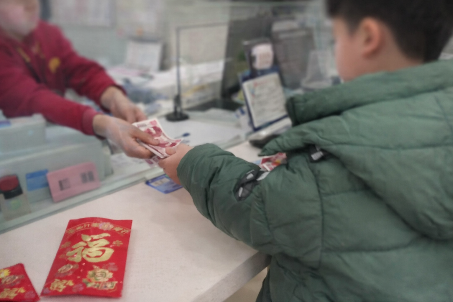 Con trai 10 tuổi kiện cha vì lạm dụng tiền lì xì để cưới vợ mới - Ảnh 1. Con trai 10 tuổi kiện cha vì lạm dụng tiền lì xì để cưới vợ mới - Ảnh 1.