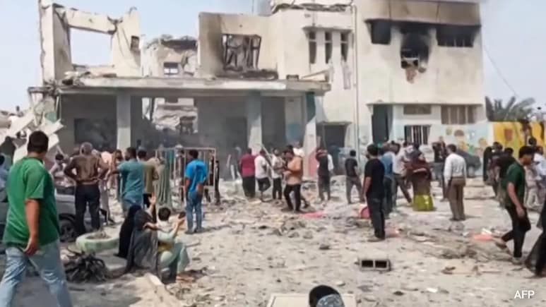 Hiện trường &aacute;m ảnh tại trường nữ sinh: 115 người thiệt mạng trong vụ kh&ocirc;ng k&iacute;ch - Ảnh 1.