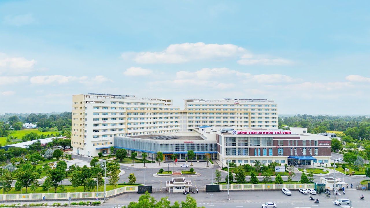 Nổ trong phòng bệnh tại bệnh viện ở Vĩnh Long: Hé lộ bất thường từ hộp bánh người lạ mang vào thăm - Ảnh 1.