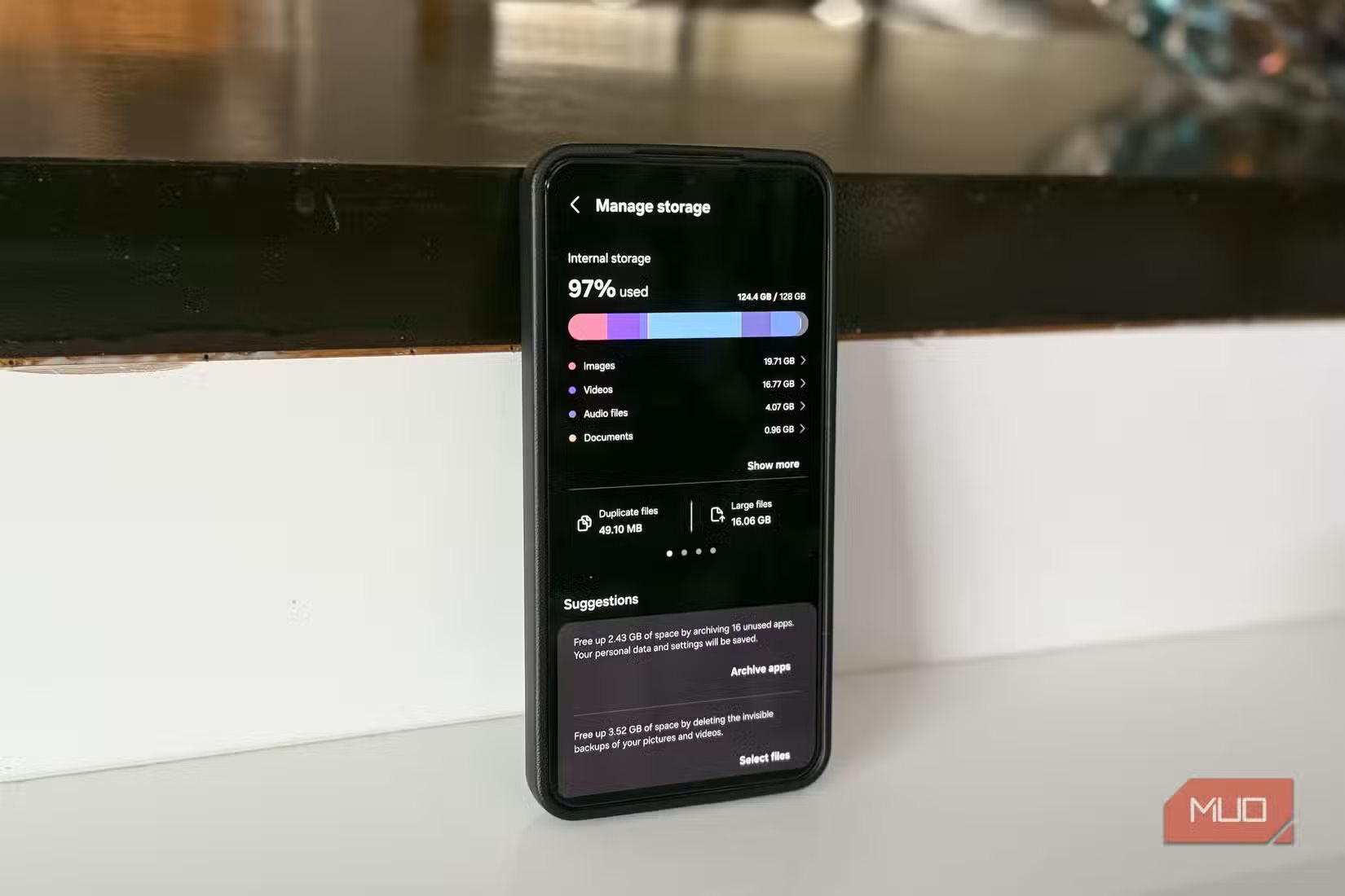Đừng vội mua điện thoại mới, chỉ cần làm theo tôi, chiếc Android cũ kỹ của bạn biến ngay thành "máy đắt tiền" 24 samsung phone showing storage menu 1772336832606 17723368328411724027202