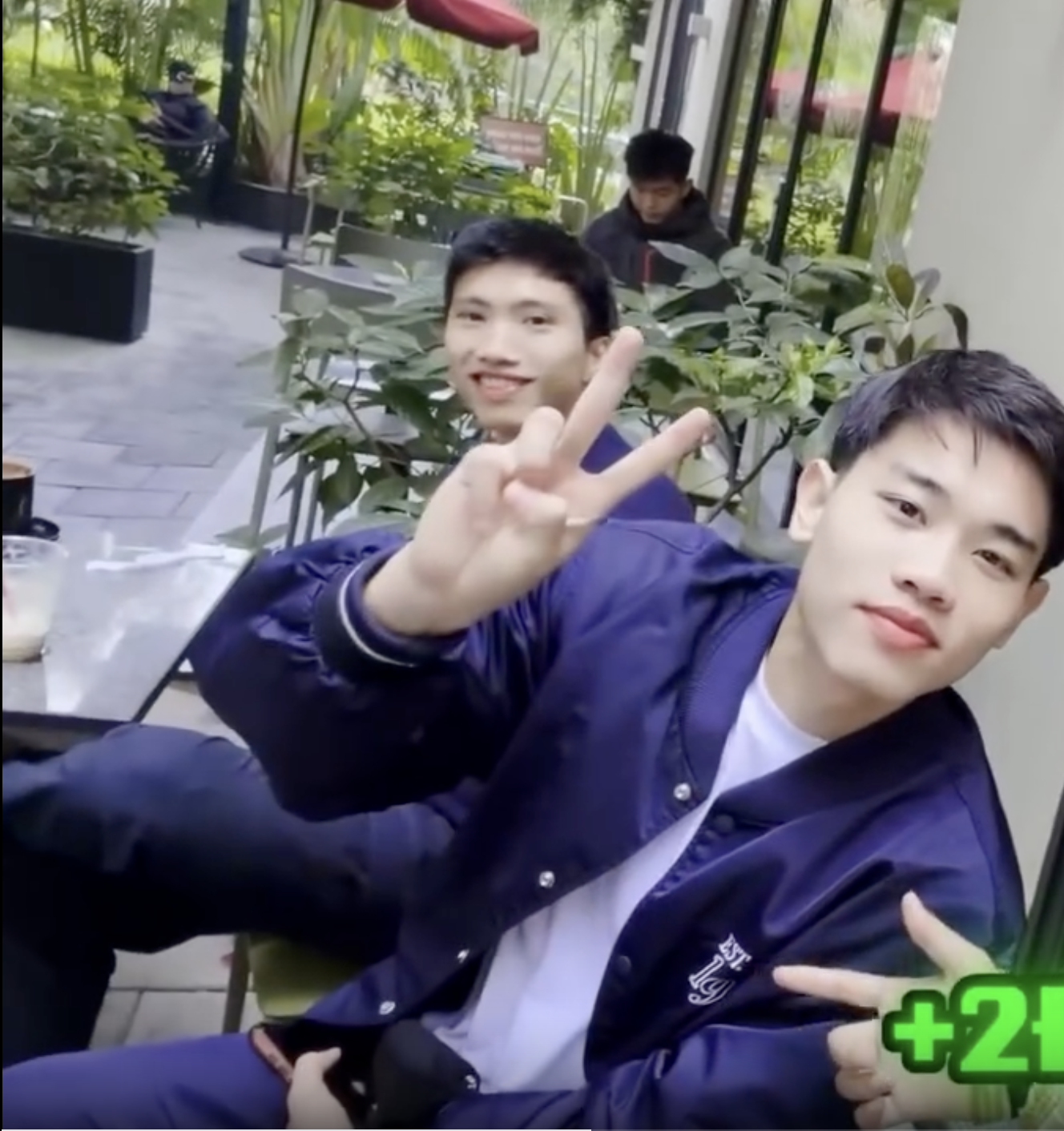 Văn Hậu l&aacute;i Porsche chở Đ&igrave;nh Bắc, c&ograve;n ki&ecirc;n nhẫn chờ đ&agrave;n em k&iacute; tặng loạt fan nh&iacute;, netizen: Thời thế đổi kh&aacute;c rồi!- Ảnh 1.