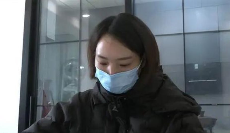 Người phụ nữ bị phong tỏa t&agrave;i khoản sau khi b&aacute;n v&agrave;ng 285 triệu đồng - Ảnh 1.