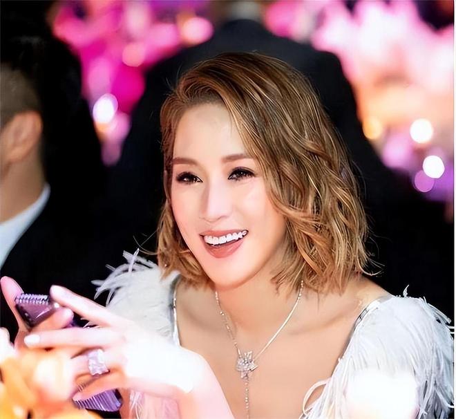 Từ Tử Kỳ: Cuộc đời được định sẵn để lấy chồng tỷ ph&uacute;  - Ảnh 2.