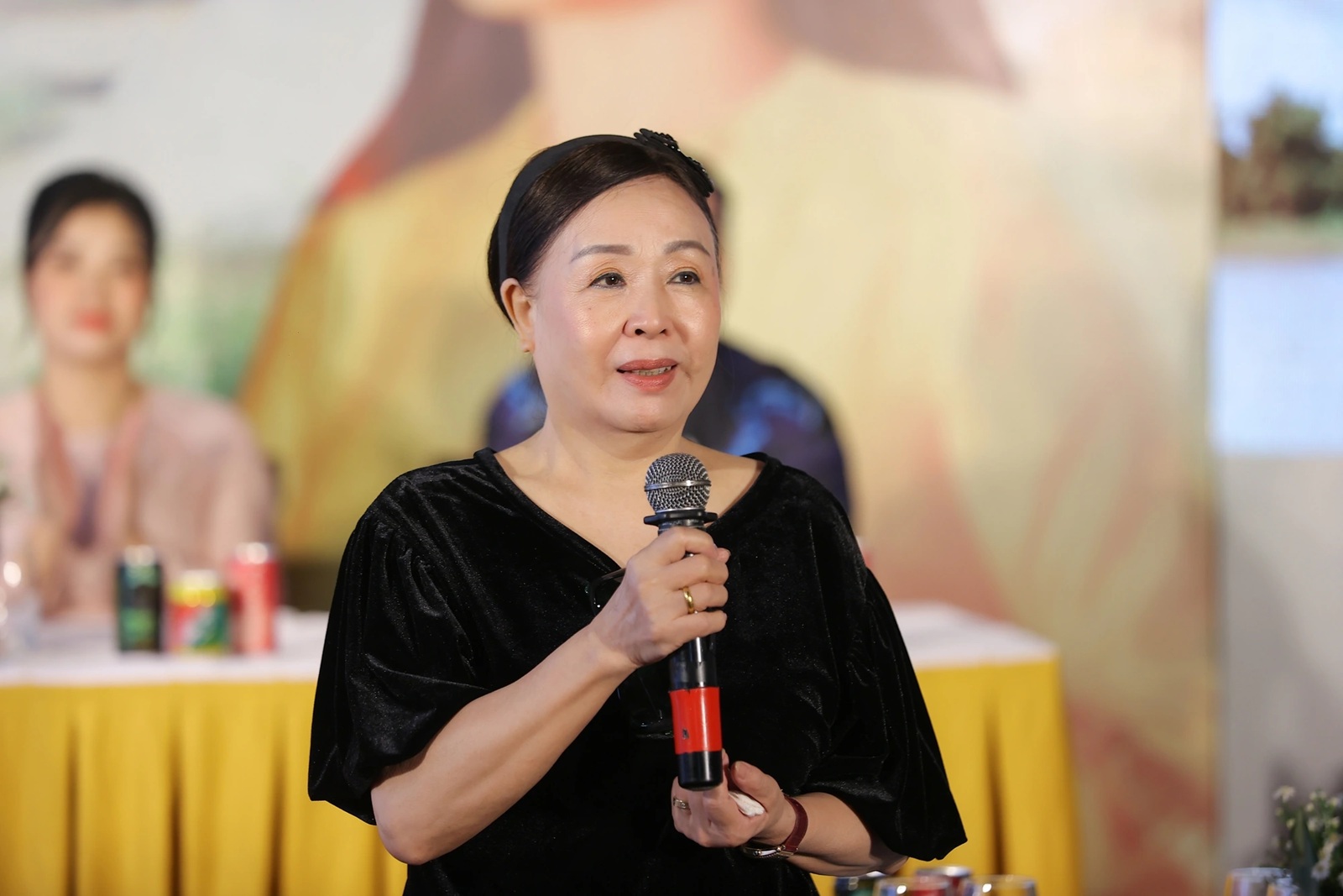 NSND Thu Hiền 74 tuổi: &Iacute;t đi ch&ugrave;a, từ thiện &acirc;m thầm v&agrave; vi&ecirc;n m&atilde;n b&ecirc;n chồng l&agrave; anh h&ugrave;ng - Ảnh 2.