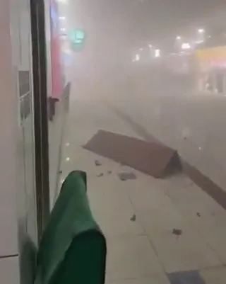 T&ecirc;n lửa Iran đ&aacute;nh tr&uacute;ng s&acirc;n bay, kh&aacute;ch sạn...khắp Trung Đ&ocirc;ng - Ảnh 2.