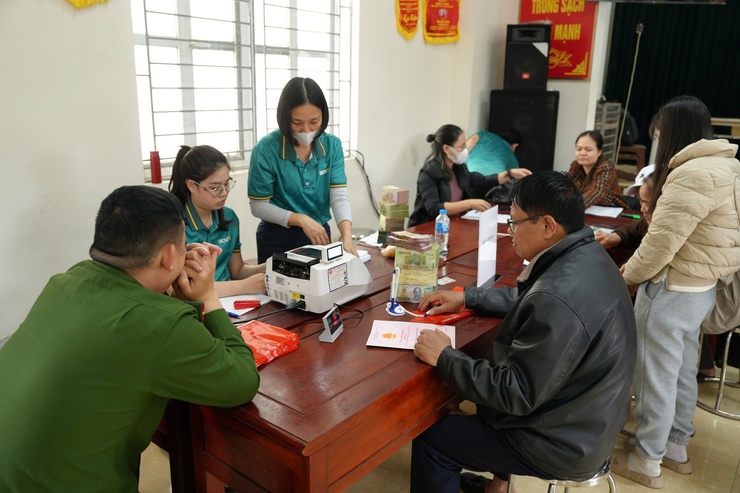 Nhiều người dân nhận tiền đền bù tại siêu dự án 925.000 tỷ do Vingroup của tỷ phú Phạm Nhật Vượng đầu tư- Ảnh 2. Nhiều người dân nhận tiền đền bù tại siêu dự án 925.000 tỷ do Vingroup của tỷ phú Phạm Nhật Vượng đầu tư- Ảnh 2.