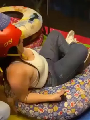 Người mẹ trẻ tử vong sau tai nạn m&aacute;ng trượt ở c&ocirc;ng vi&ecirc;n giải tr&iacute; - Ảnh 1.