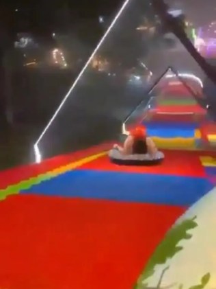 Người mẹ trẻ tử vong sau tai nạn m&aacute;ng trượt ở c&ocirc;ng vi&ecirc;n giải tr&iacute; - Ảnh 2.