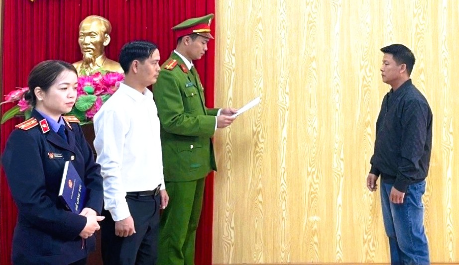 Bắt tạm giam chủ cơ sở sản xuất dấm ăn k&eacute;m chất lượng - Ảnh 1.