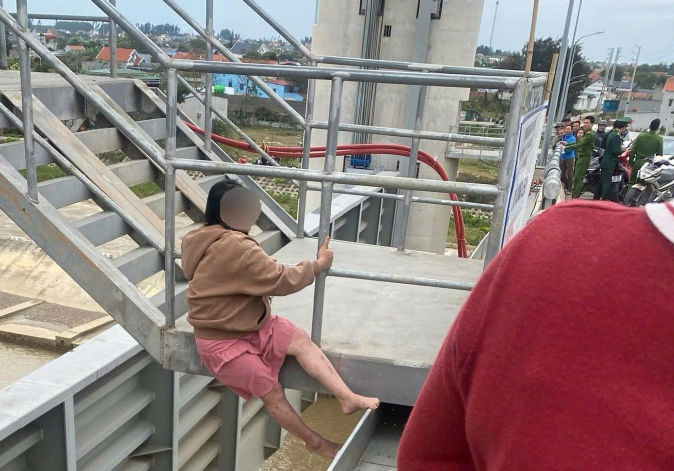 Giải cứu thai phụ nhảy cầu Cống Lèn: Hành động kịp thời của lực lượng chức năng - Ảnh 1.