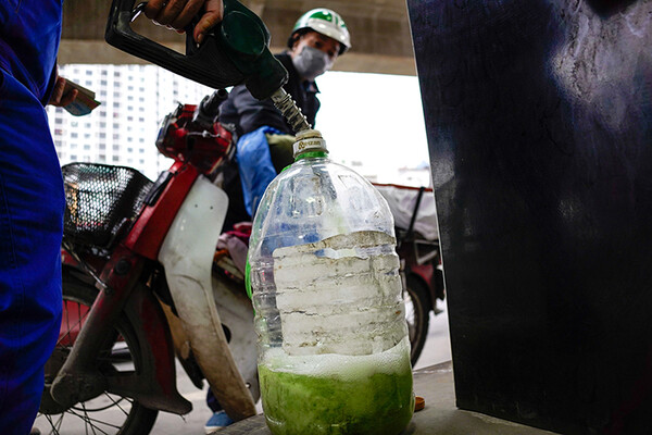 Xăng tăng giá mạnh, người dân mua trích trữ trong thùng, can mang về có bị xử phạt? - Ảnh 1.