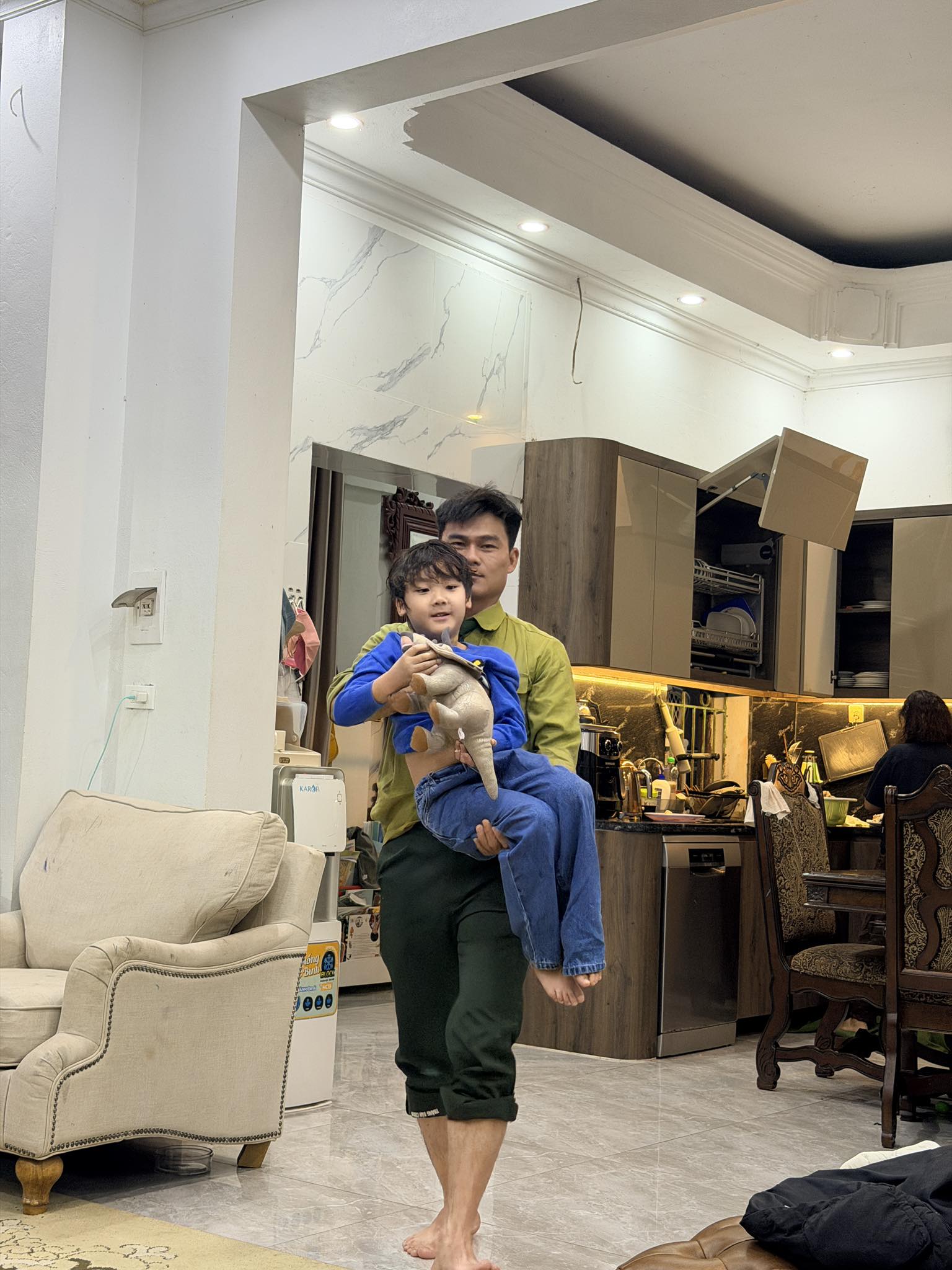 Đại &uacute;y Thăng Văn Cương "cua đổ" H&ograve;a Minzy theo c&aacute;ch n&agrave;y! - Ảnh 3.