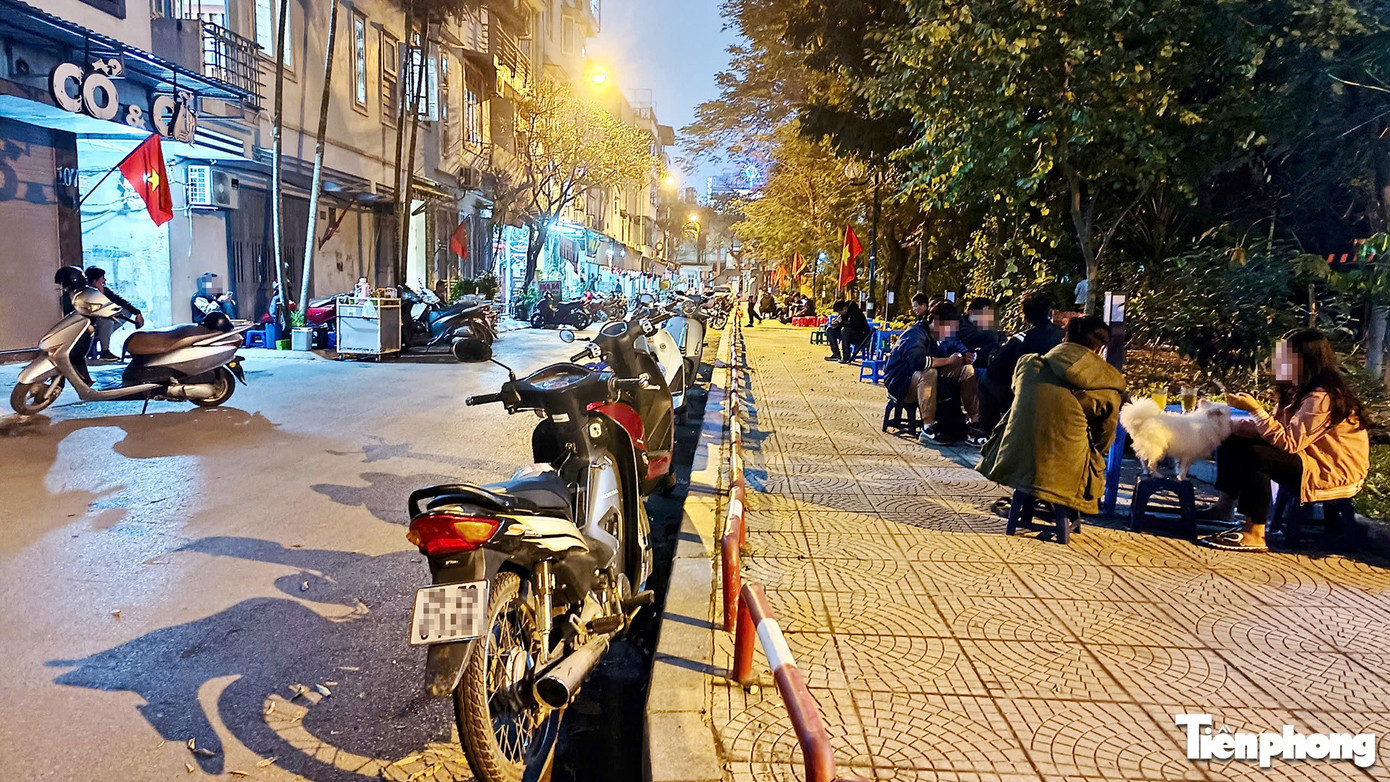 Sau 'tối hậu thư' của Gi&aacute;m đốc C&ocirc;ng an H&agrave; Nội, nhiều h&agrave;ng qu&aacute;n vẫn chiếm hết vỉa h&egrave;- Ảnh 6.