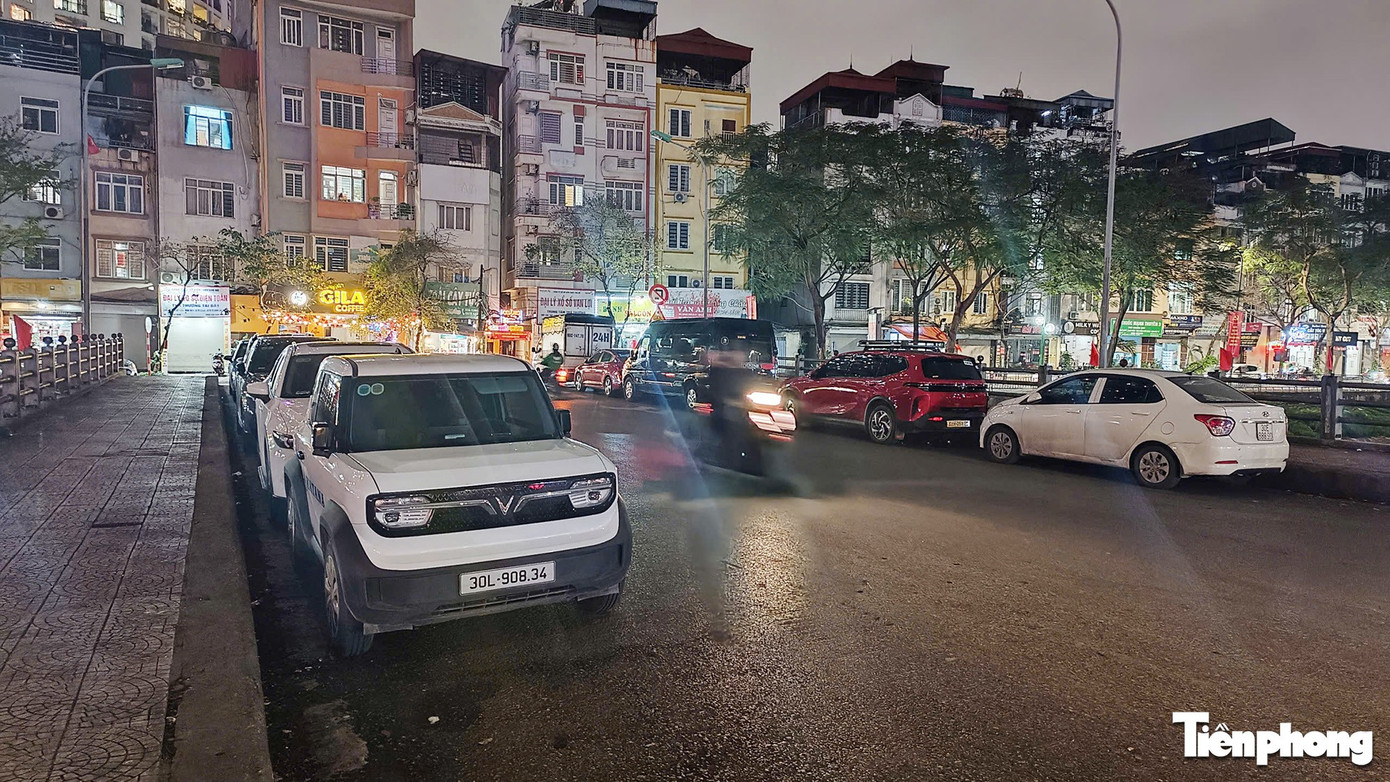 Sau 'tối hậu thư' của Gi&aacute;m đốc C&ocirc;ng an H&agrave; Nội, nhiều h&agrave;ng qu&aacute;n vẫn chiếm hết vỉa h&egrave;- Ảnh 13.