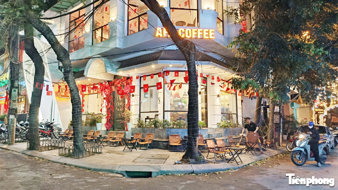 Sau 'tối hậu thư' của Gi&aacute;m đốc C&ocirc;ng an H&agrave; Nội, nhiều h&agrave;ng qu&aacute;n vẫn chiếm hết vỉa h&egrave;- Ảnh 7.