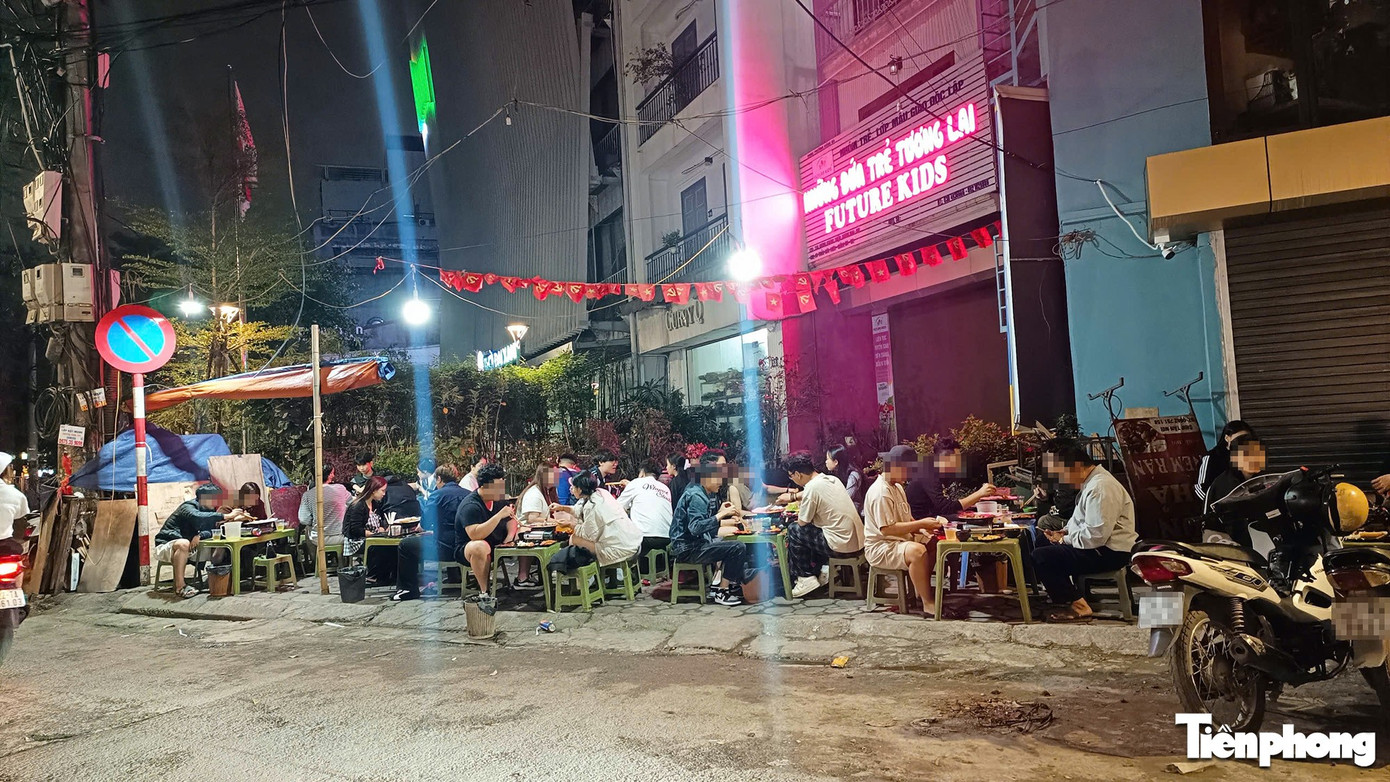 Sau 'tối hậu thư' của Gi&aacute;m đốc C&ocirc;ng an H&agrave; Nội, nhiều h&agrave;ng qu&aacute;n vẫn chiếm hết vỉa h&egrave;- Ảnh 12.