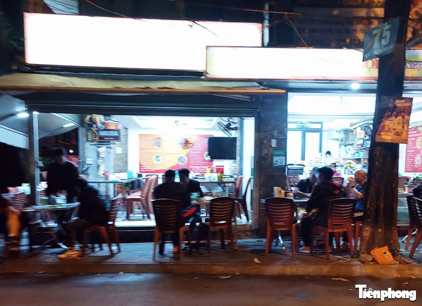 Sau 'tối hậu thư' của Gi&aacute;m đốc C&ocirc;ng an H&agrave; Nội, nhiều h&agrave;ng qu&aacute;n vẫn chiếm hết vỉa h&egrave;- Ảnh 2.