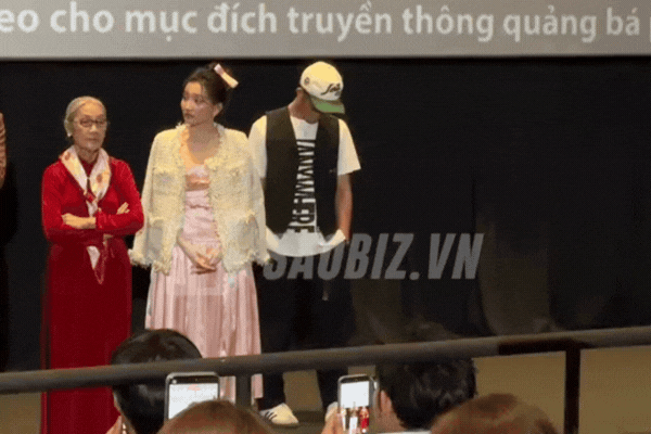 H&agrave;nh động kh&oacute; hiểu của Do&atilde;n Quốc Đam trong rạp chiếu phim khiến MXH x&ocirc;n xao- Ảnh 2.