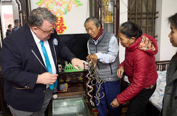 Cả thế giới kinh ngạc với người đ&agrave;n &ocirc;ng Việt Nam c&oacute; bộ m&oacute;ng tay dị chưa từng c&oacute; - Ảnh 2.