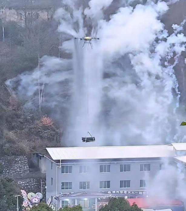 Quan tài hàng trăm cân bỗng 