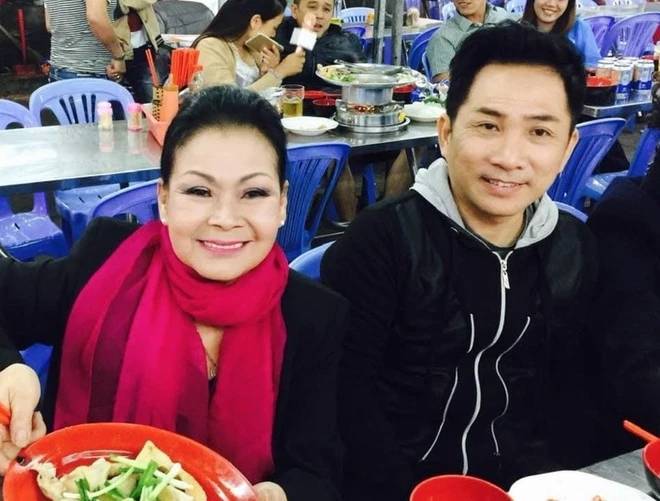 Danh ca Kh&aacute;nh Ly: "Ba giờ s&aacute;ng Quang Th&agrave;nh dựng t&ocirc;i dậy l&agrave;m mặt, s&aacute;u giờ s&aacute;ng lại g&otilde; cửa ph&ograve;ng"- Ảnh 2.