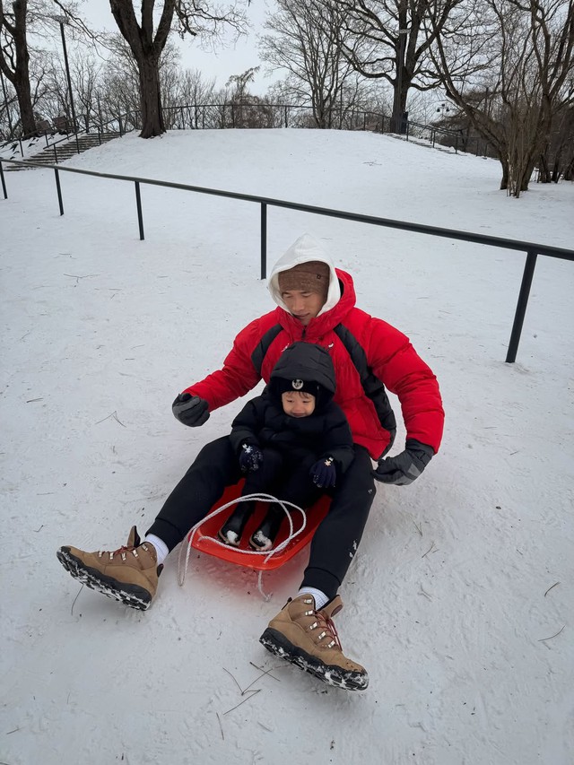 B&ugrave;i Tiến Dũng đưa vợ mẫu t&acirc;y về nh&agrave; ngoại, nhan sắc mẹ vợ "thủ m&ocirc;n quốc d&acirc;n" g&acirc;y sốt c&otilde;i mạng  - Ảnh 4.