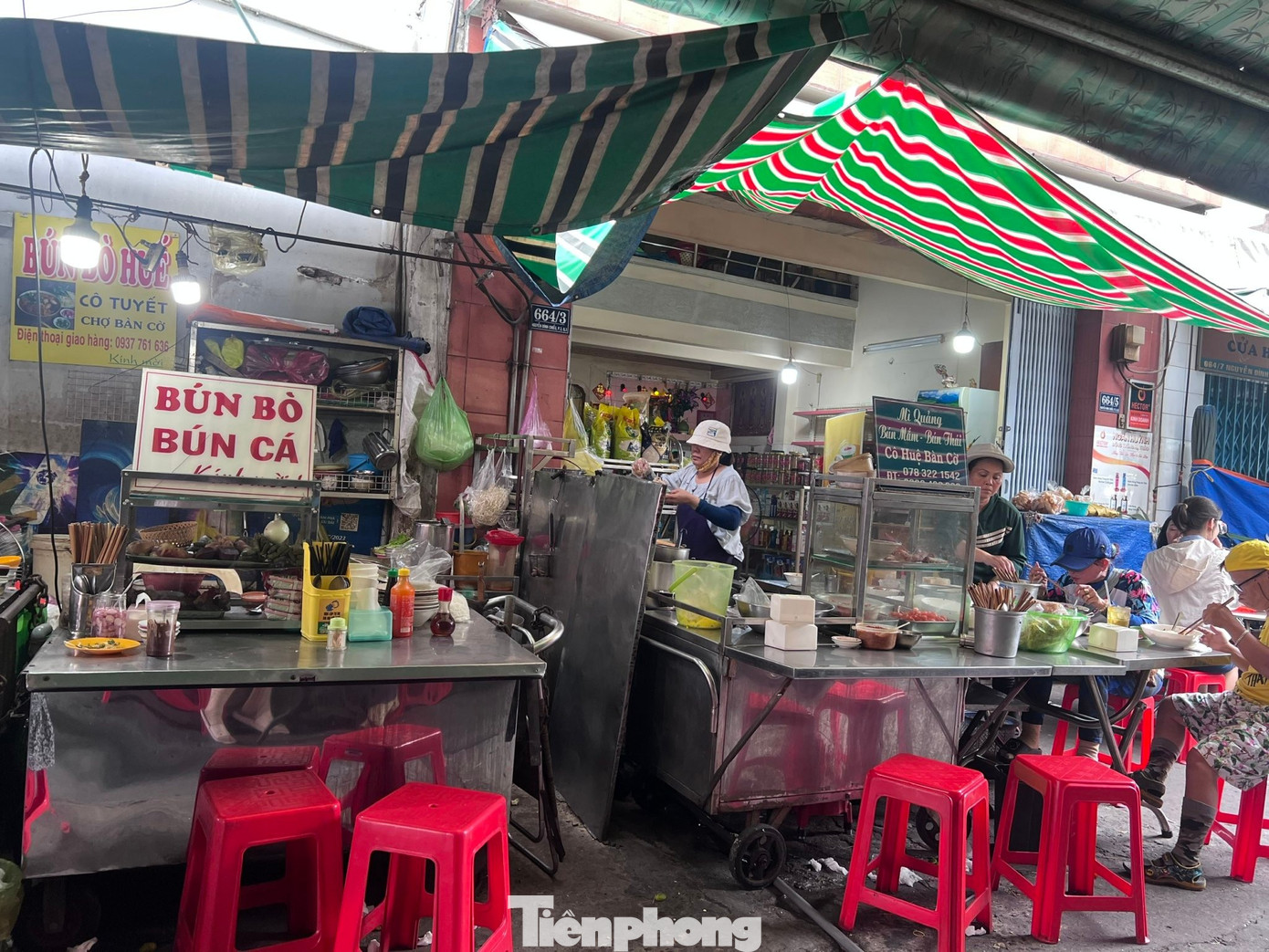 Nhiều mặt h&agrave;ng, dịch vụ 'dậy s&oacute;ng' theo gi&aacute; xăng dầu - Ảnh 2.