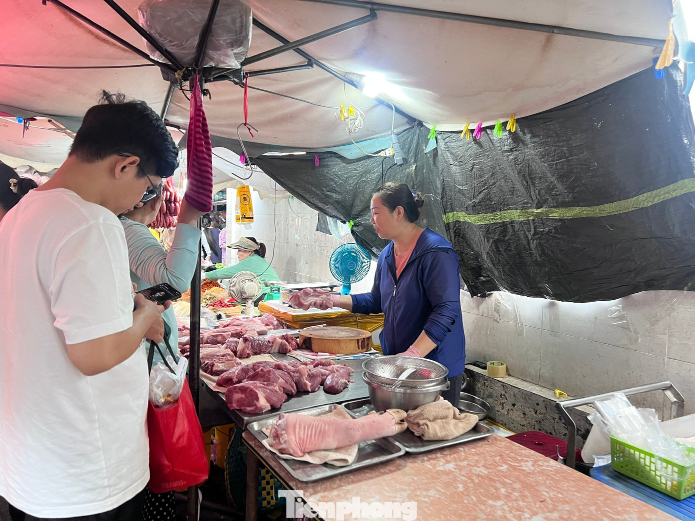 Nhiều mặt h&agrave;ng, dịch vụ 'dậy s&oacute;ng' theo gi&aacute; xăng dầu - Ảnh 1.