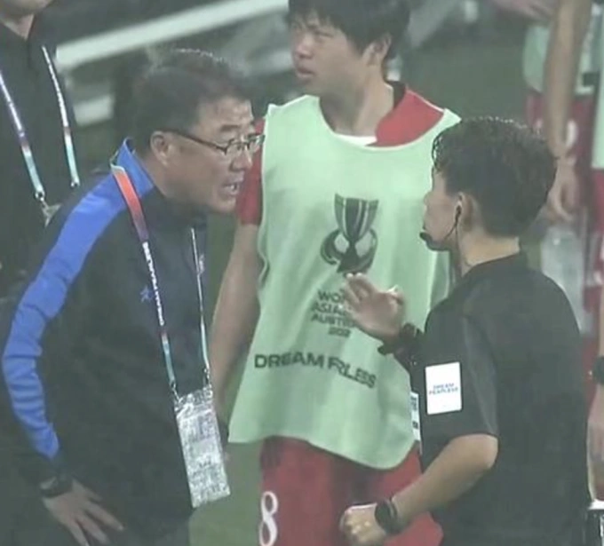 Trọng t&agrave;i Việt Nam g&acirc;y tranh c&atilde;i ở giải ch&acirc;u &Aacute;, 2 đội Trung Quốc v&agrave; Triều Ti&ecirc;n c&ugrave;ng phản ứng - Ảnh 10.