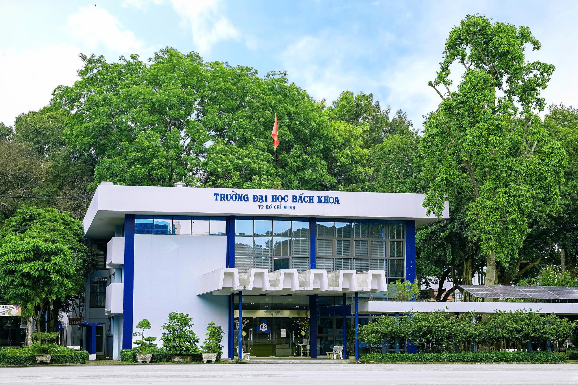 Trường ĐH B&aacute;ch khoa l&ecirc;n tiếng về đề xuất di dời, x&acirc;y cơ sở mới - Ảnh 1.