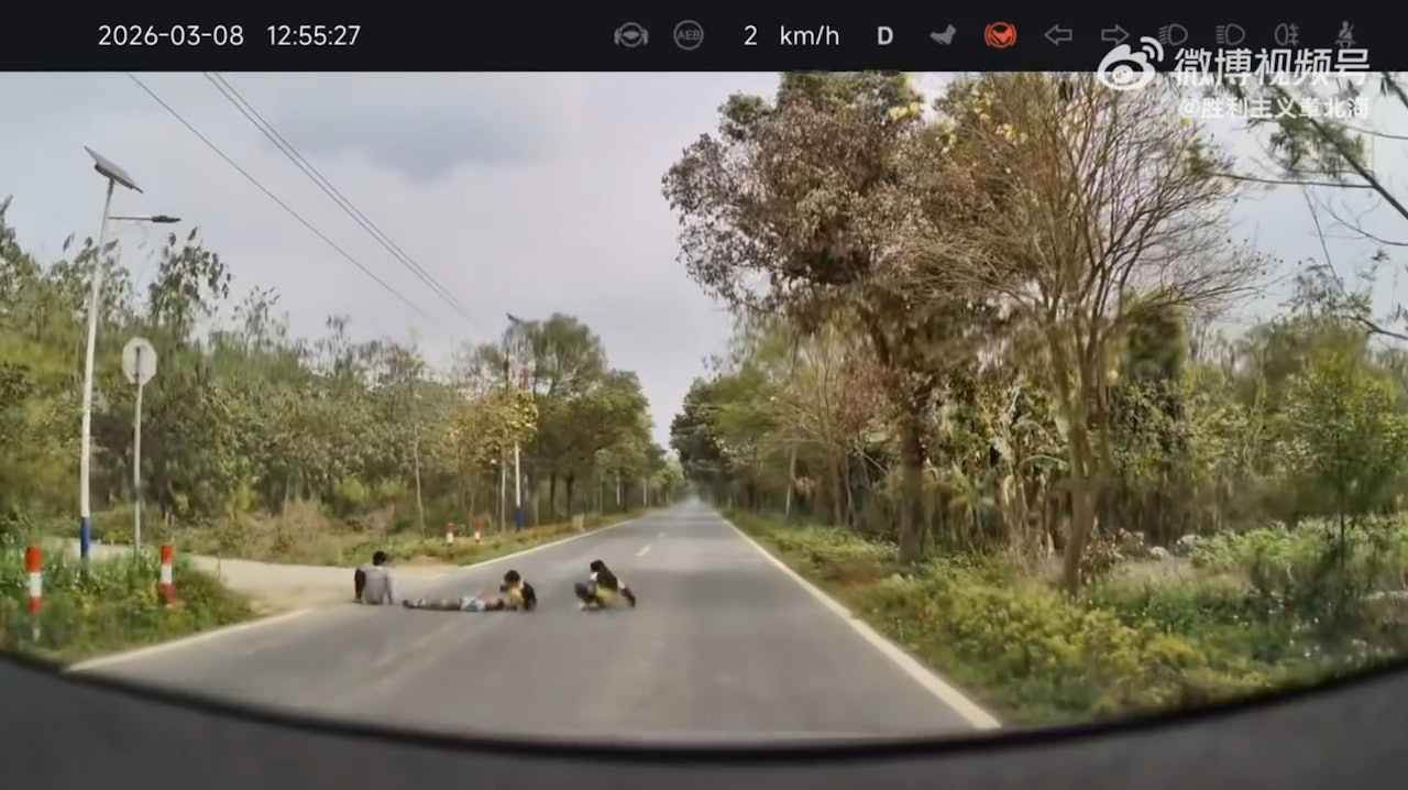 4 đứa trẻ nằm giữa đường giả l&agrave;m gờ giảm tốc, t&agrave;i xế th&oacute;t tim - Ảnh 2.