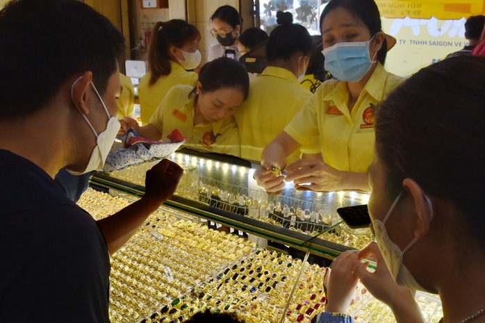 Gi&aacute; v&agrave;ng h&ocirc;m nay, 10-3: Đảo chiều sụt giảm mạnh - Ảnh 1.