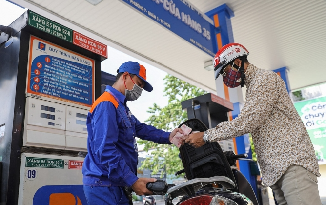 Cục Hải quan thông tin nóng việc có tình trạng người dân Lào, Campuchia sang Việt Nam gom mua xăng - Ảnh 1.