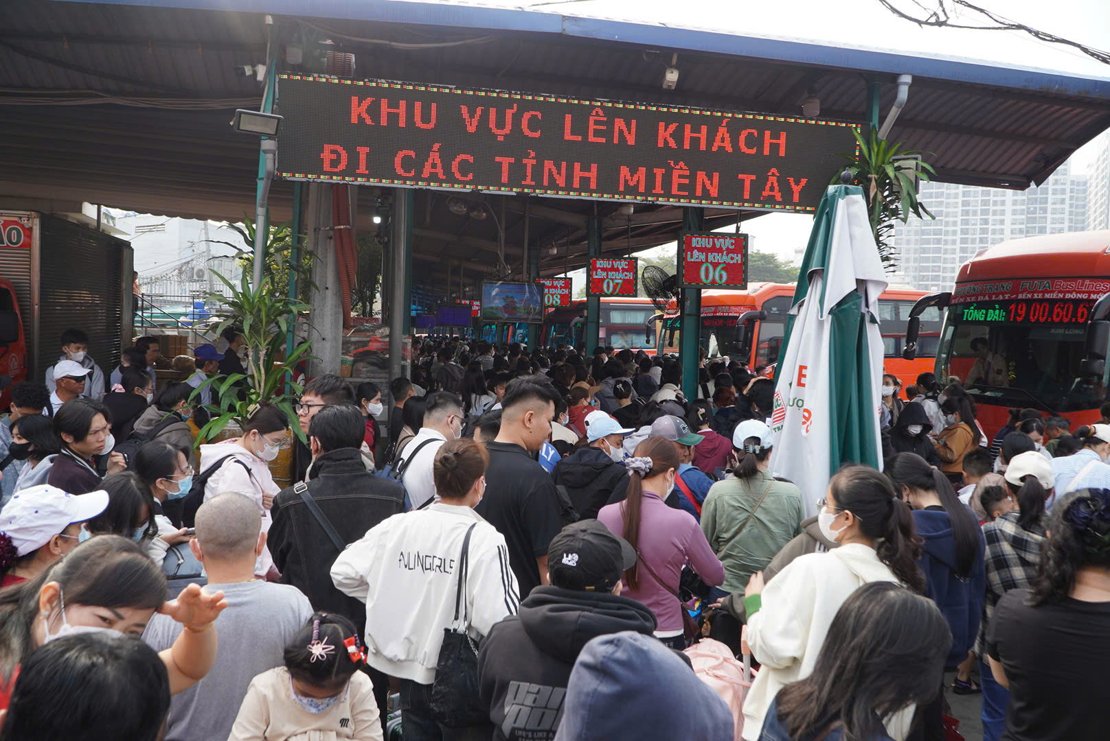 6 Nhà xe liên tỉnh TPHCM tăng giá vé 36 % do giá nhiên liệu tăng - Ảnh 1.