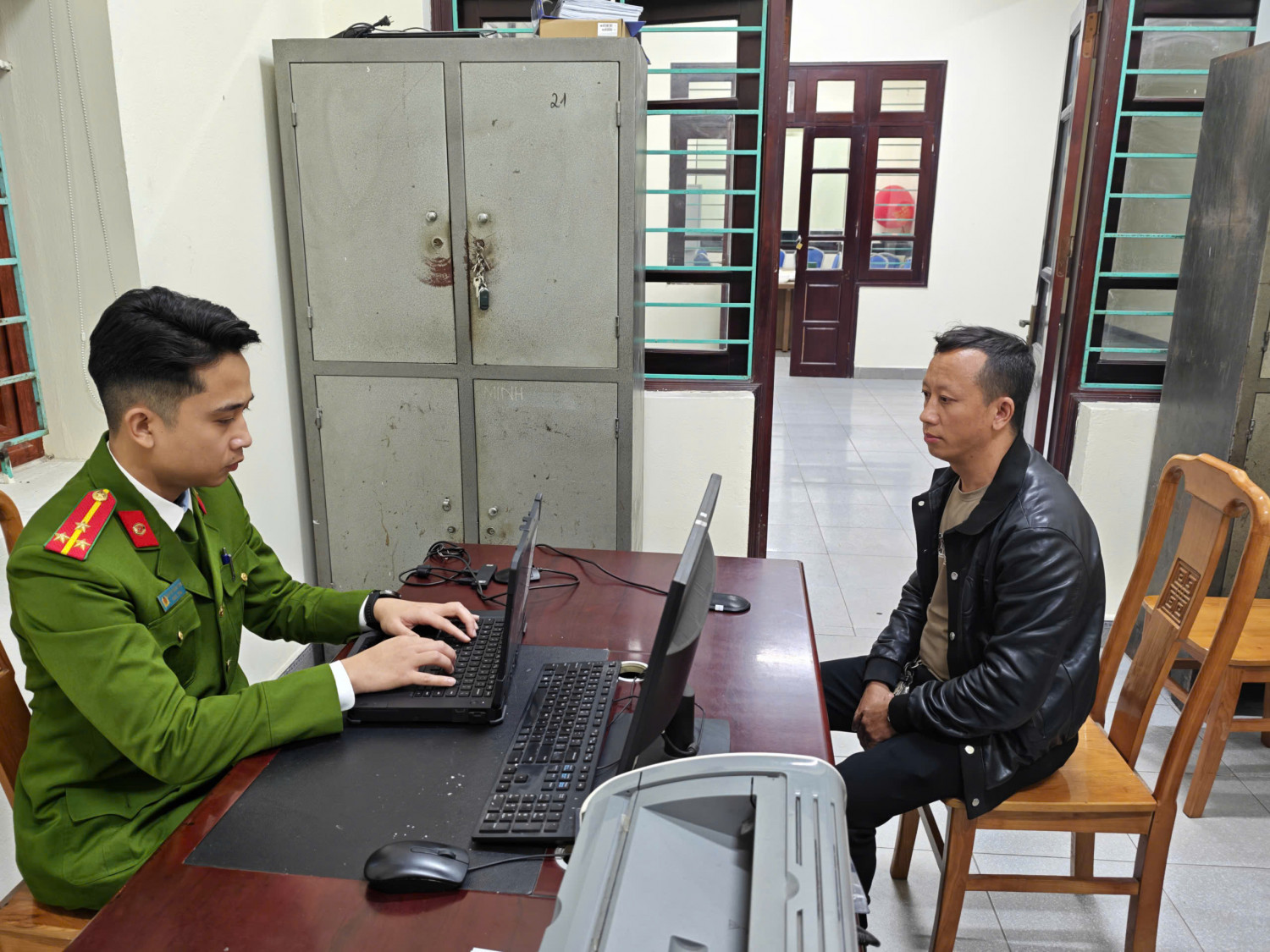 T&agrave;i xế buồn ngủ t&ocirc;ng người phụ nữ thu gom r&aacute;c tại Quảng Ninh năm 2026 - Ảnh 1.