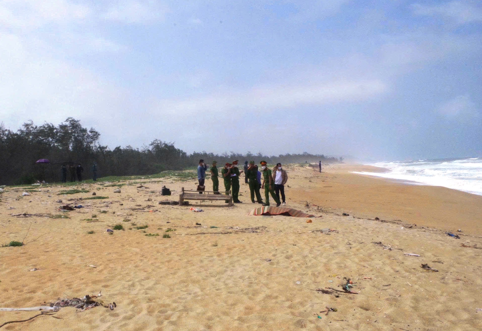 2 thi thể nam giới tr&ocirc;i dạt v&agrave;o bờ biển Quảng Ng&atilde;i - Ảnh 1.