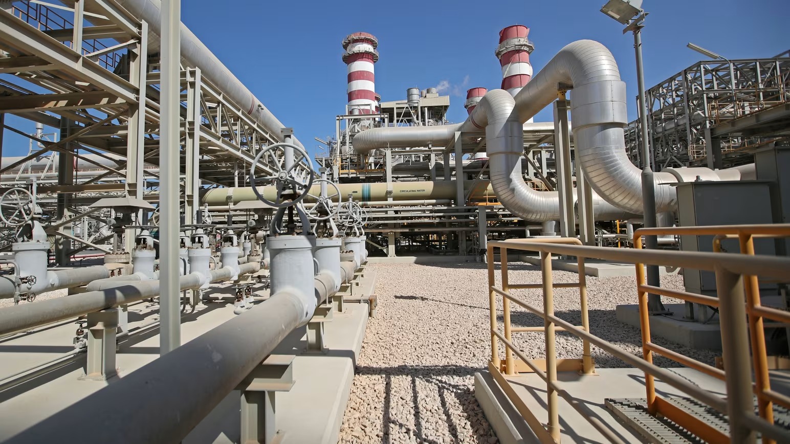 Kh&ocirc;ng phải dầu mỏ: 1 mặt h&agrave;ng quan trọng hơn ở Trung Đ&ocirc;ng đang bị đe dọa khi chiến sự leo thang - Ảnh 1.