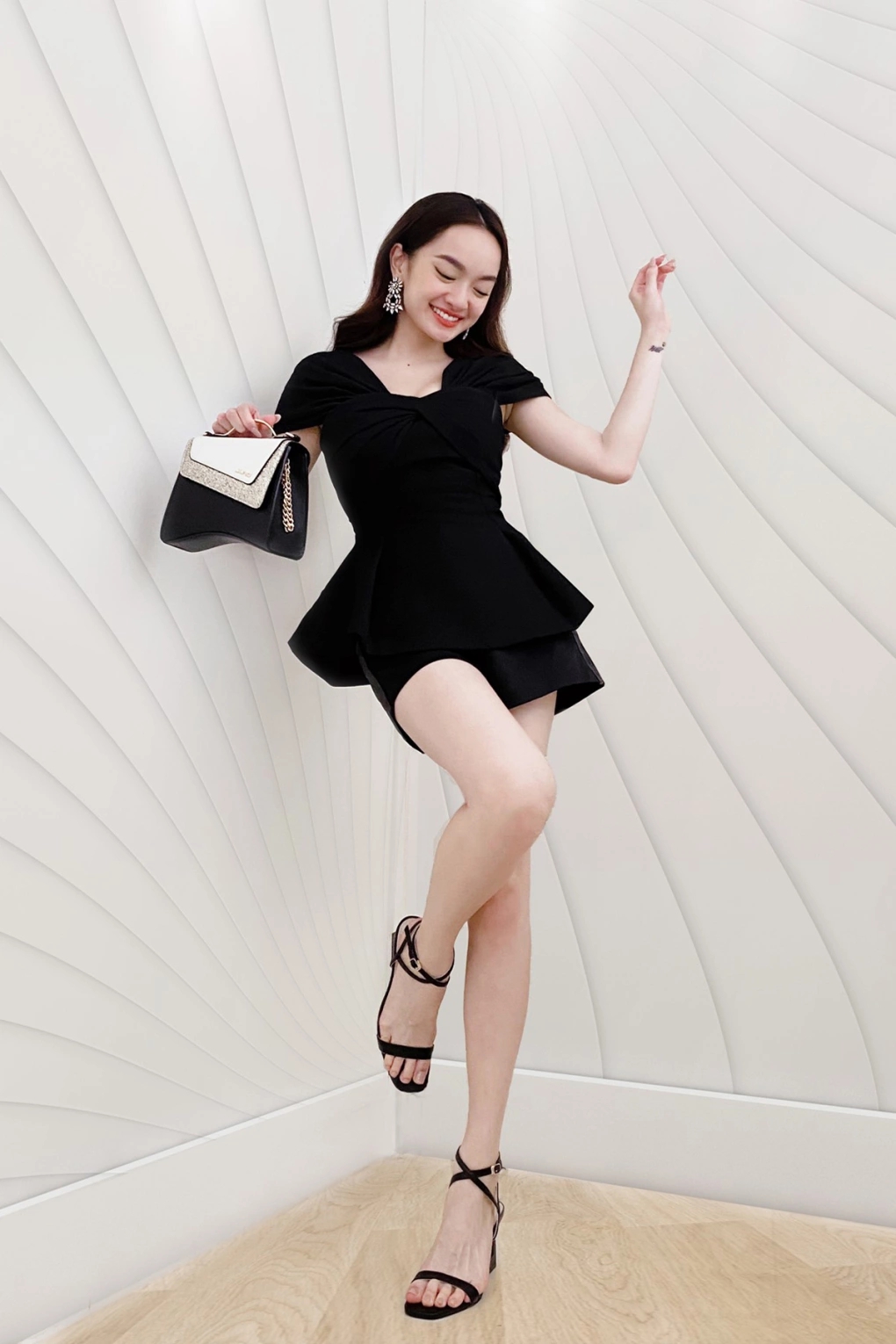 Mỹ nh&acirc;n chỉ cao 1m50 nhưng mặc đẹp kh&ocirc;ng trượt ph&aacute;t n&agrave;o, xuất hiện ở đ&acirc;u th&igrave; nơi đ&oacute; l&agrave; Paris Fashion Week- Ảnh 9.