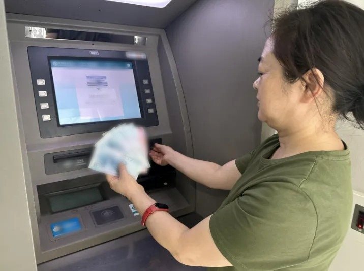 T&agrave;i khoản nhầm 275 tỷ đồng: Cuộc sống xa hoa v&agrave; c&aacute;i kết bất ngờ - Ảnh 1.