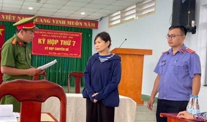 Bắt, kh&aacute;m x&eacute;t nơi l&agrave;m việc của nguy&ecirc;n c&aacute;n bộ địa ch&iacute;nh Trần Nguyễn Minh Nguyệt - Ảnh 1.