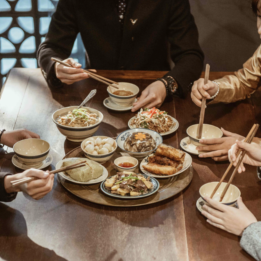 Điều khiến kh&aacute;ch T&acirc;y bối rối khi ăn đồ Việt Nam  - Ảnh 2.